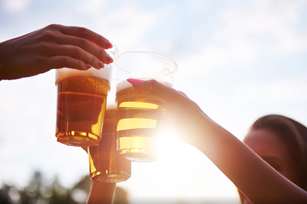 Word je écht sneller dronken als het warm is, of lijkt dat alleen maar zo?